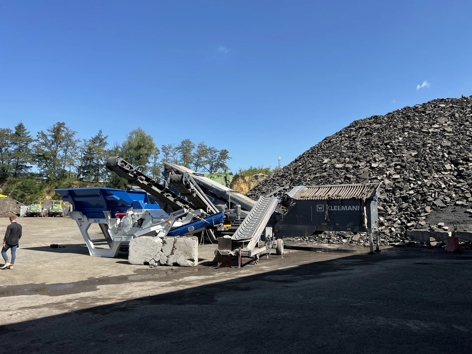 V3 granulator with a screener